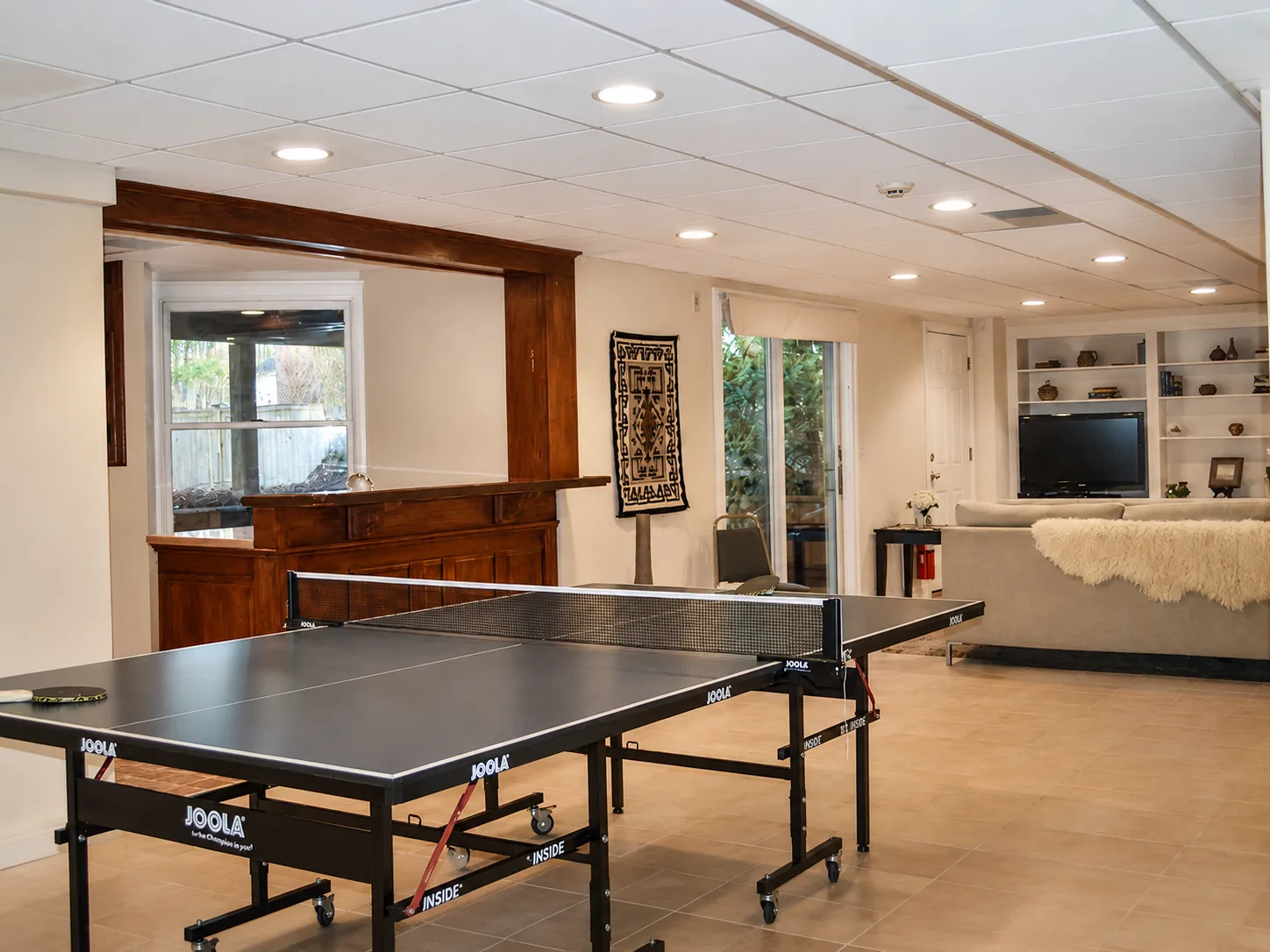 Game room with ping-pong table at Tharros House